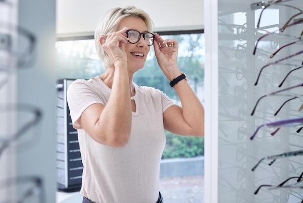 Frau Brille und Augenpflege beim Einkaufen von Linsen oder Rahmen für Sehvermögen und Wellness im Optometriegeschäft Glückliche Kundenperson, die die Wahl oder Entscheidung für den Einzelhandelsverkauf mit Krankenversicherung im Optikgeschäft trifft