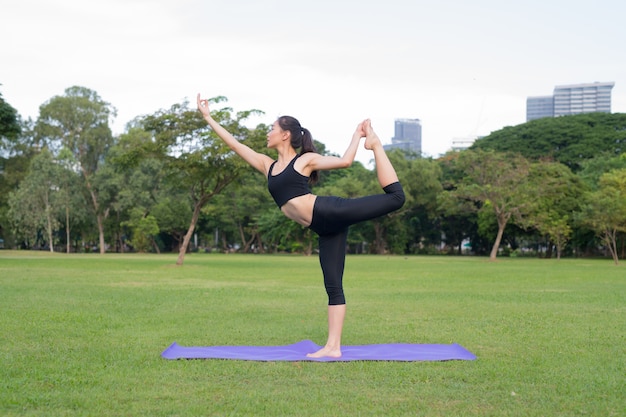 Frau Übung Yoga im Park bereit für einen gesunden Lebensstil in der Natur