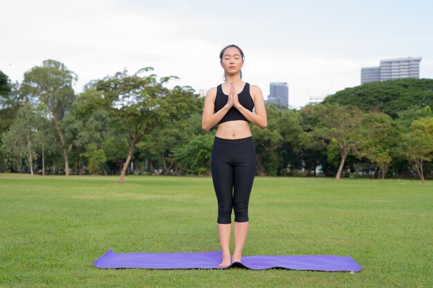 Frau Übung Yoga im Park bereit für einen gesunden Lebensstil in der Natur