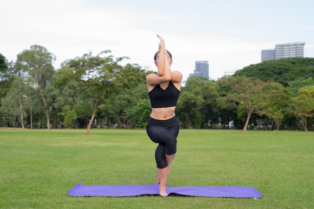 Frau Übung Yoga im Park bereit für einen gesunden Lebensstil in der Natur