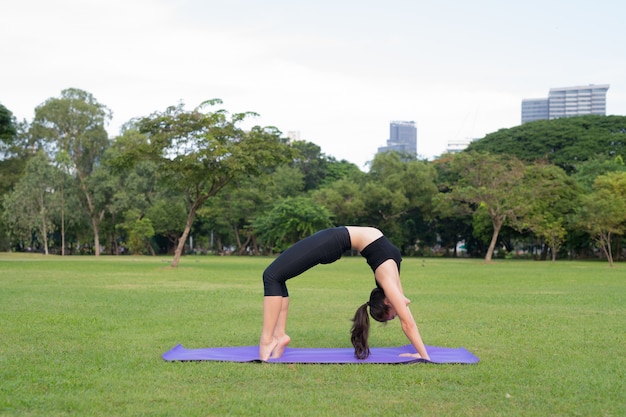 Frau Übung Yoga im Park bereit für einen gesunden Lebensstil in der Natur