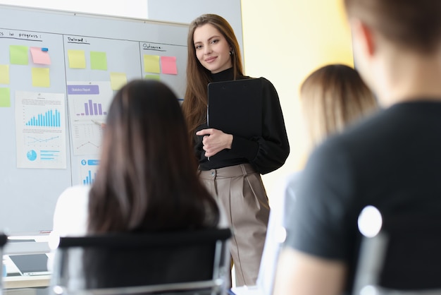 Frau Business Coach steht an der Tafel vor den Zuhörern der Studenten