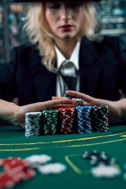 Frau Dealer oder Croupier mischt Pokerkarten im Casino mit zwei Spielkarten Casino Poker