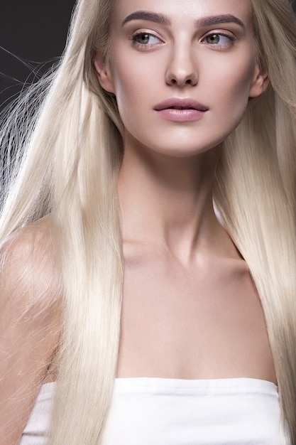 Frau des blonden Haares langes glattes Frisurschönheits-Frauenporträt. Auf schwarz.