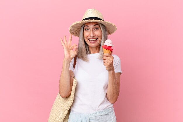 Frau des weißen Haares mittleren Alters mit einem Eis Sommerkonzept