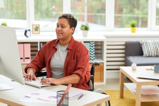 Frau, die am Computer arbeitet