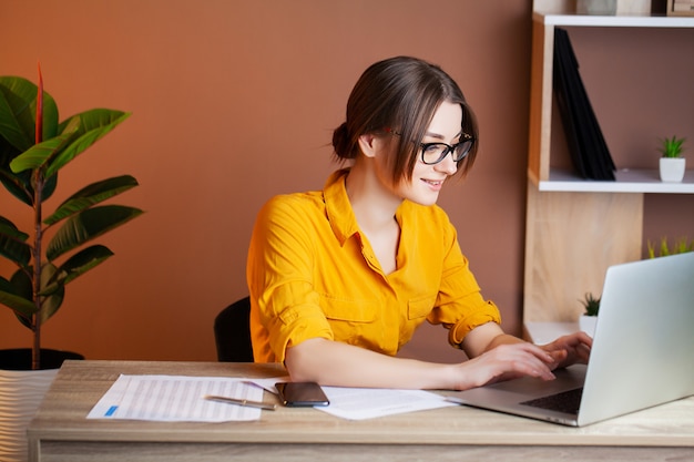 Frau, die am Computer im Büro arbeitet