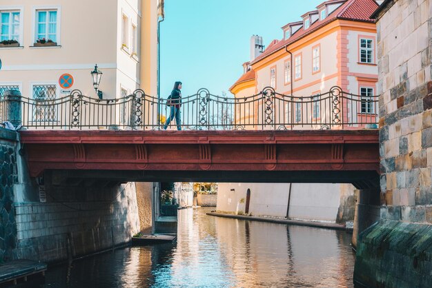 Frau, die am Herbsttag durch die Brücke geht