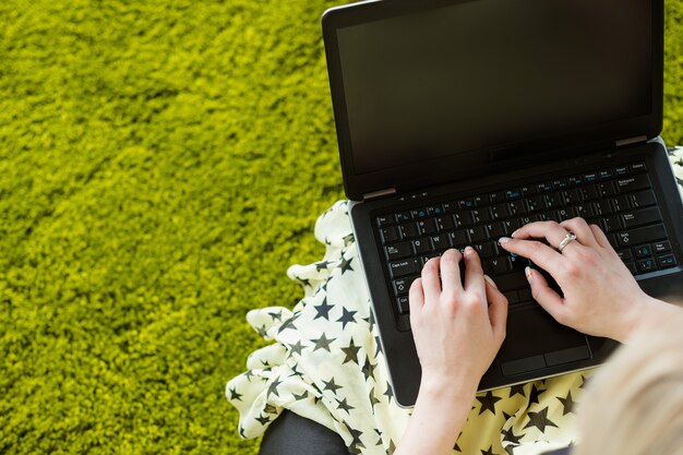 Frau, die am Laptop arbeitet. Bildschirm leeren. Tippen auf der Tastatur