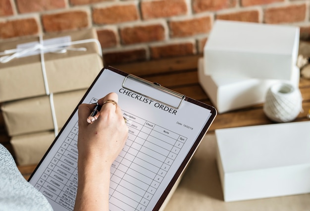 Frau, die am Paketdienst arbeitet