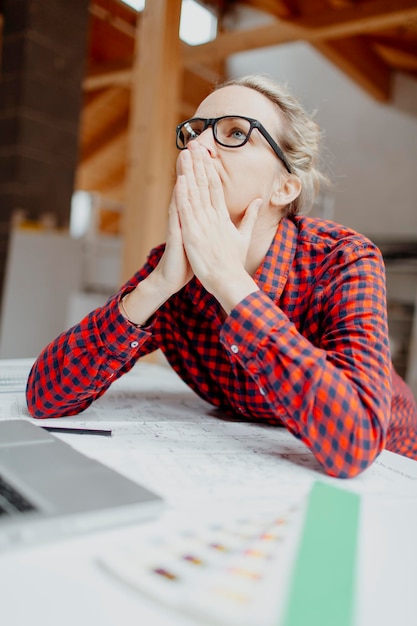 Foto frau, die am schreibtisch arbeitet