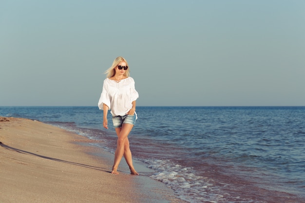 Frau, die am Strand aufwirft