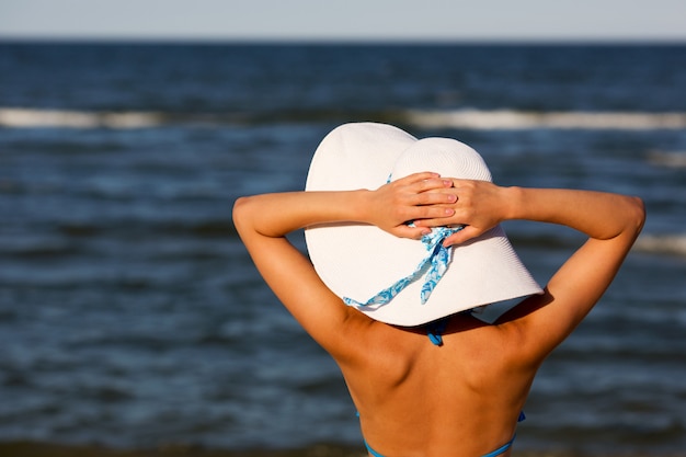 Frau, die am Strand entspannt