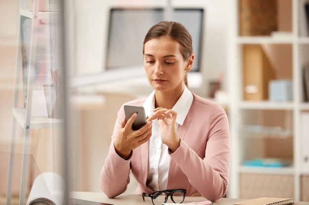 Frau, die am Telefon arbeitet