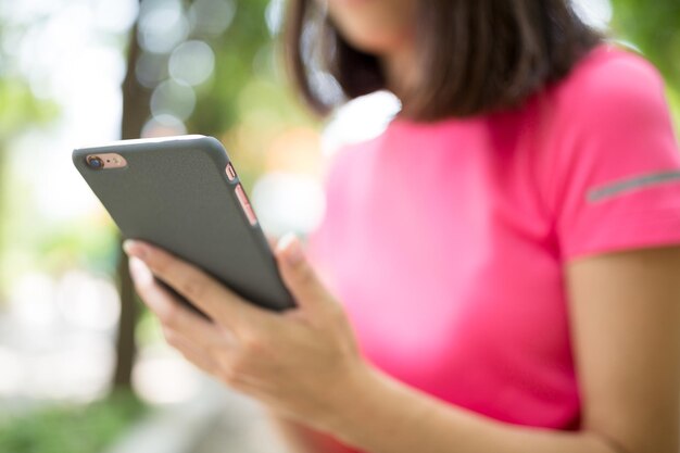 Frau, die am Telefon im Internet surft