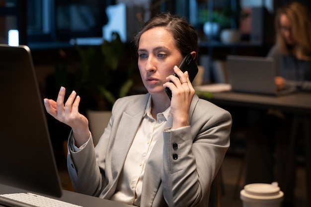 Foto frau, die am telefon spricht