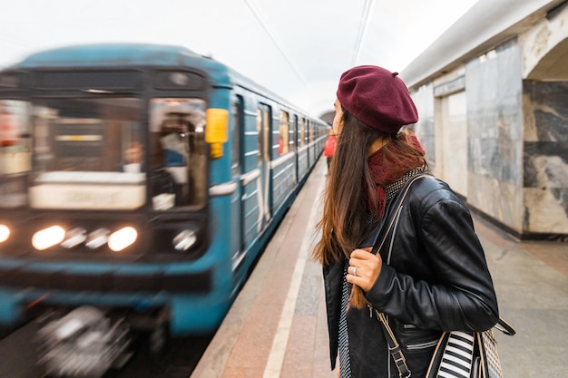 Foto frau, die an der metrostation in moskau wartet