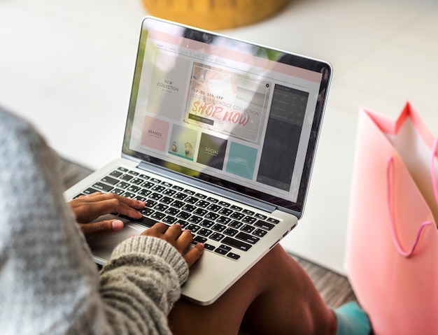 Frau, die an einem Laptop arbeitet