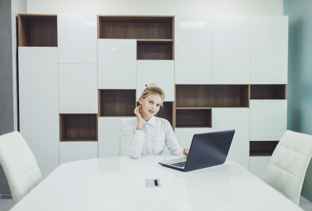 Frau, die an einem Laptop arbeitet