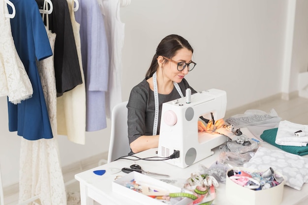 Foto frau, die an einem tisch arbeitet