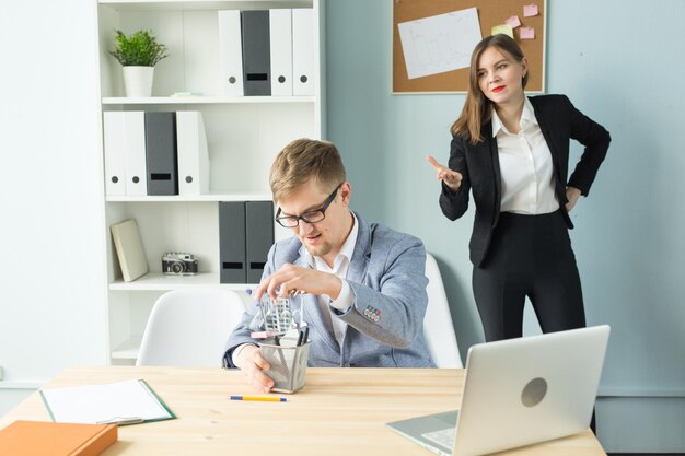 Foto frau, die an einem tisch arbeitet