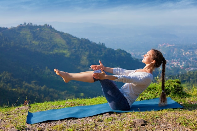 Frau, die Ashtanga Vinyasa Yoga asana Navasana - Bootspose tut