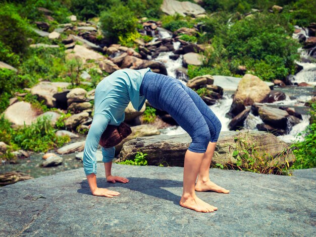 Frau, die Ashtanga Vinyasa Yoga asana Urdhva Dhanurasana tut