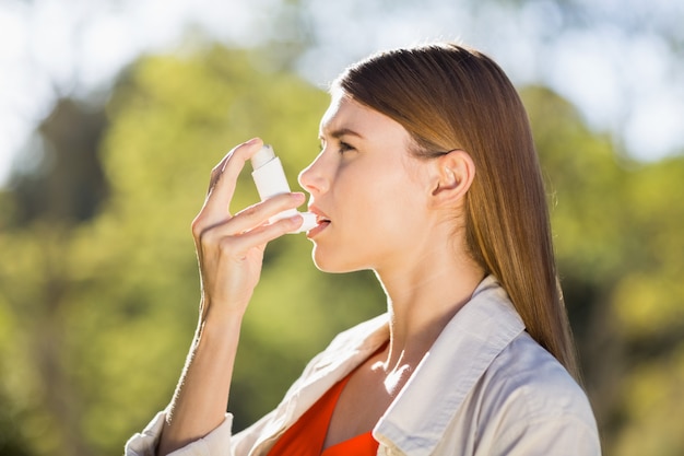 Frau, die Asthmainhalator verwendet