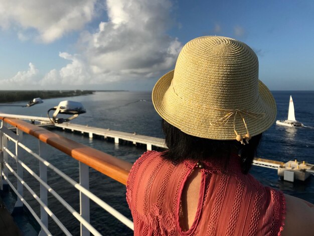 Frau, die auf das Meer gegen den Himmel schaut