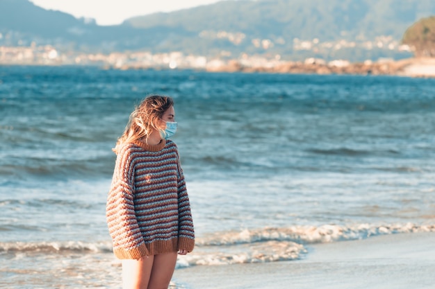 Frau, die auf dem Strand geht