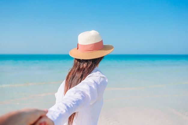 Frau, die auf dem Strand liegt, der Sommerferien genießt