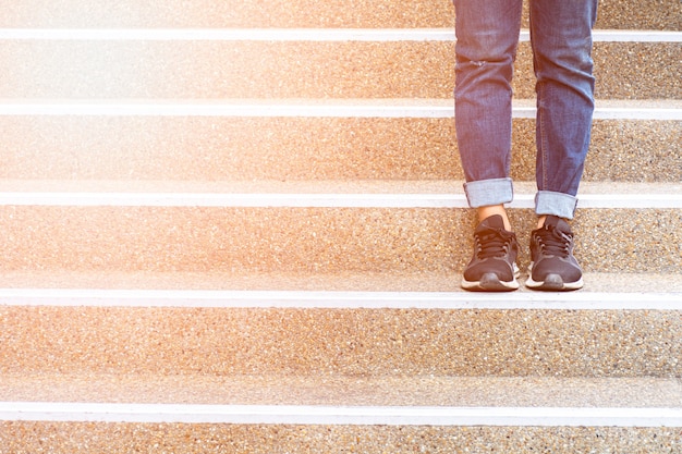 Foto frau, die auf der treppe steht.