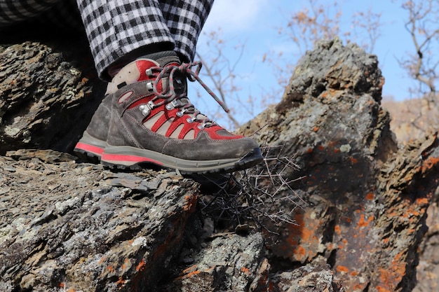 Frau, die auf einem Felsen in der Natur geht