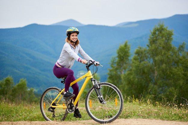 Frau, die auf gelbem Fahrrad reitet