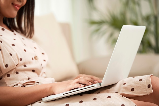 Frau, die auf Laptop schreibt