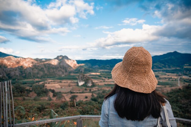 Frau, die auf Phu Lang Ka, Phayao in Thailand steht