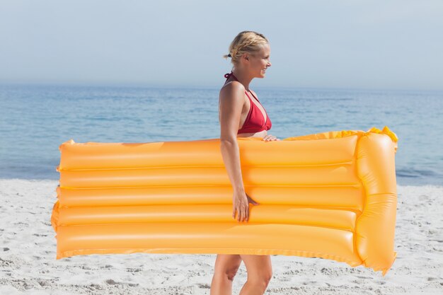 Frau, die auf Strand geht