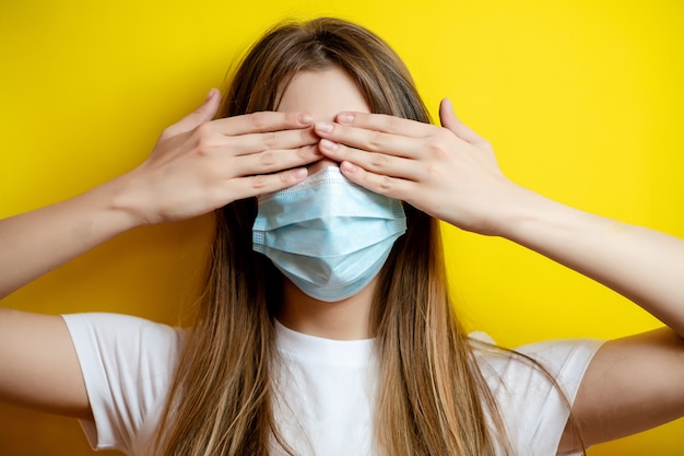 Foto frau, die augen bedeckt, die maske tragen