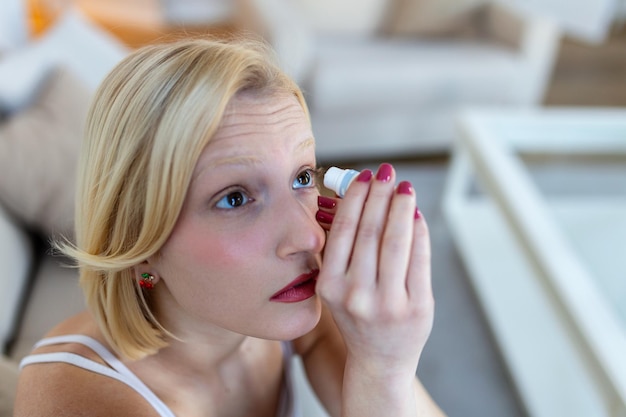 Foto frau, die augentropfen verwendet