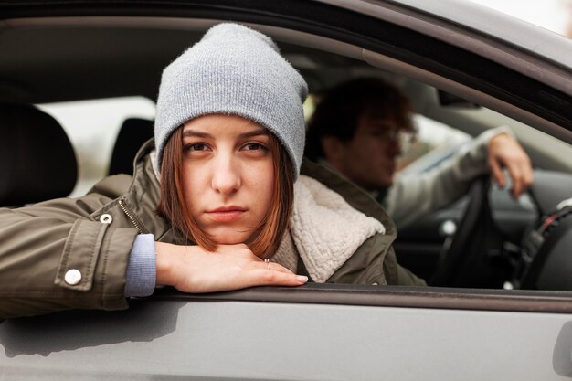 Foto frau, die aus dem autofenster schaut