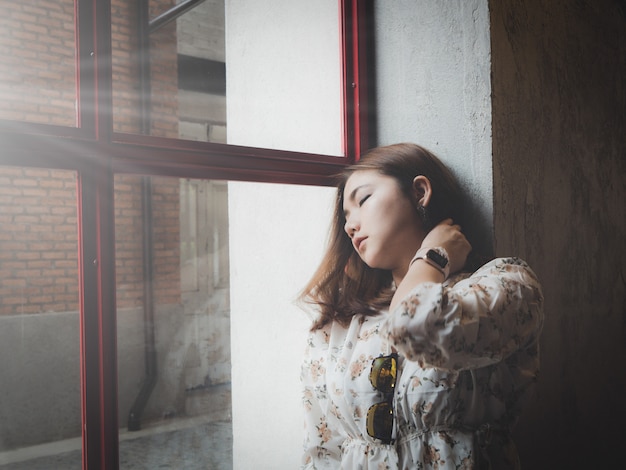 Frau, die aus dem Fenster schaut