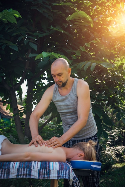 Frau, die ayurvedische entspannende Massage im Freien erhält