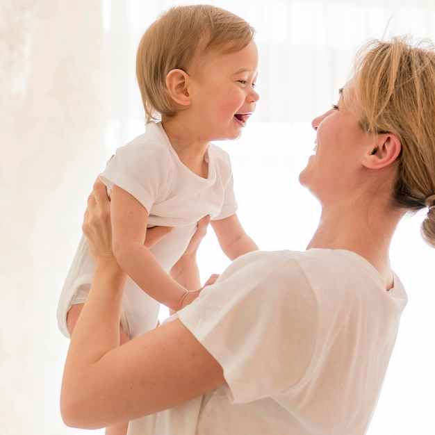 Foto frau, die baby hält und lächelt