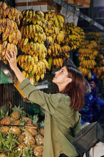 Frau, die Bananen auswählt