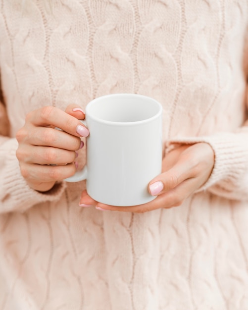 Foto frau, die becher in den händen hält