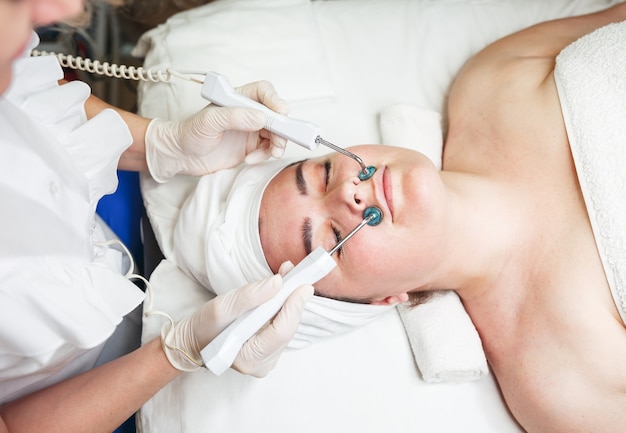 Foto frau, die behandlung im salon erhält