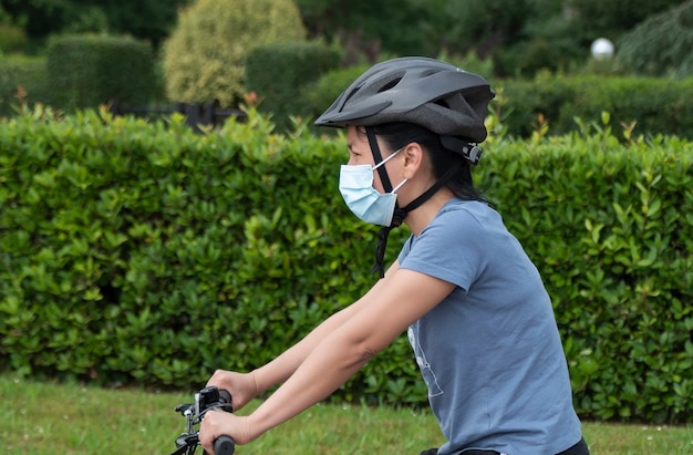 Frau, die bereit ist, auf einem Fahrrad zu trainieren