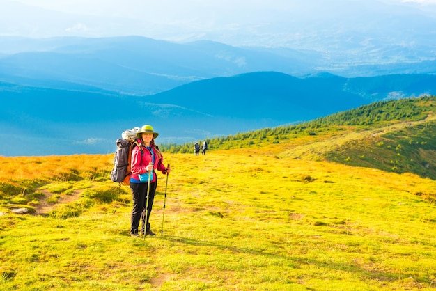 Frau, die Berglandschaft betrachtet