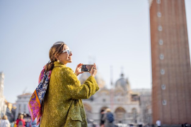 Foto frau, die berühmte marksteine in venedig reist