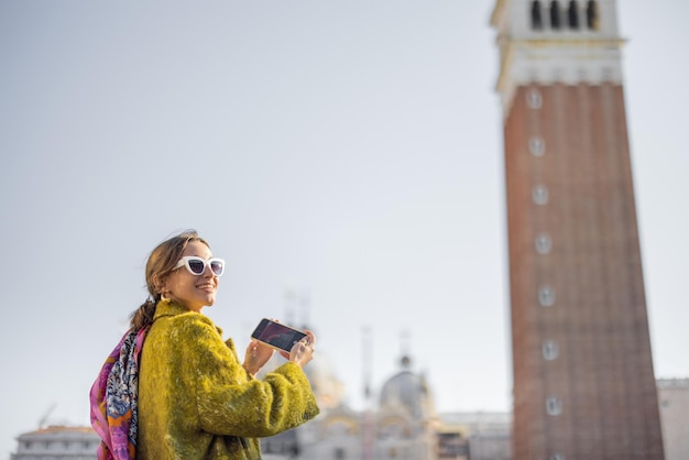 Frau, die berühmte Marksteine in Venedig reist